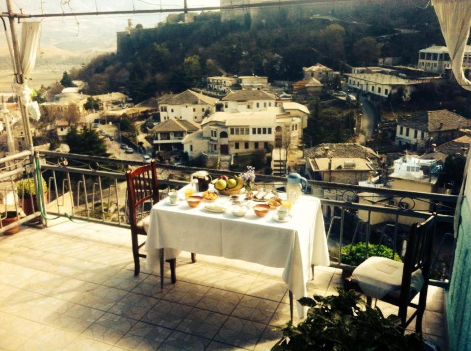Ruols guesthouse Gjirokastër Eksteriør billede