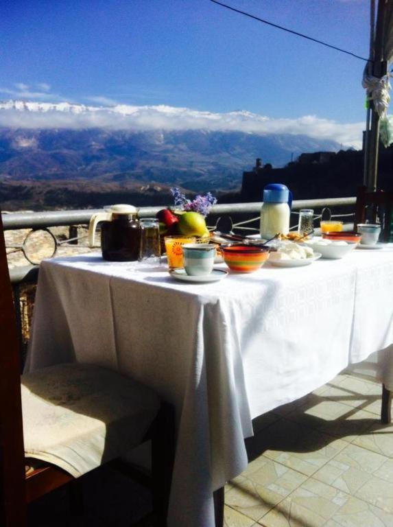 Ruols guesthouse Gjirokastër Eksteriør billede
