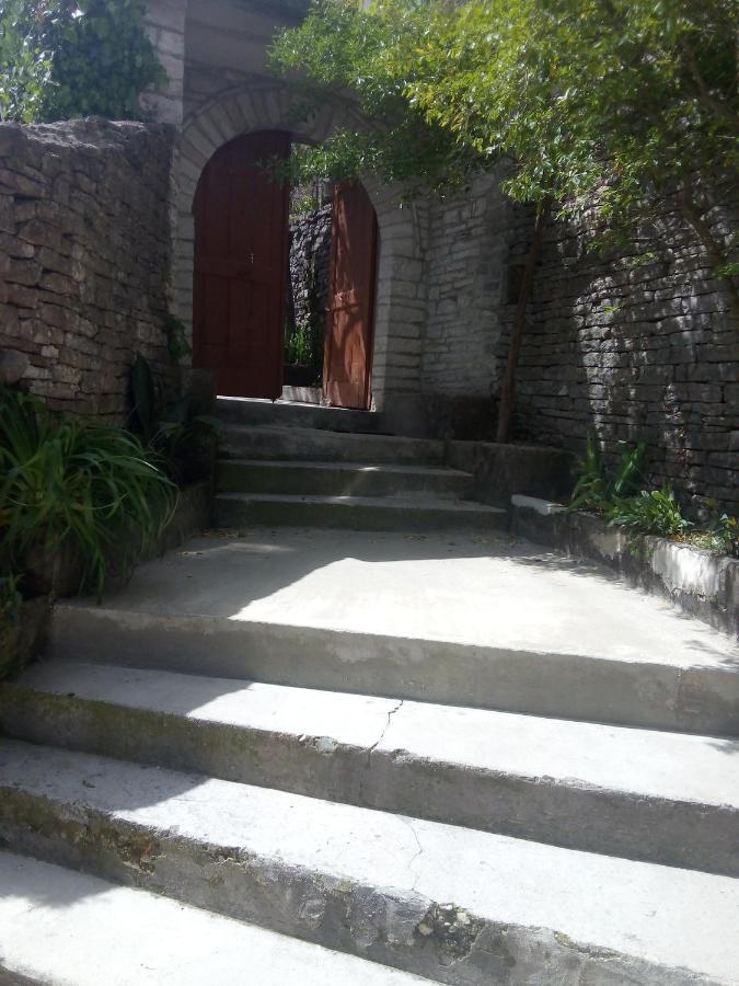 Ruols guesthouse Gjirokastër Eksteriør billede
