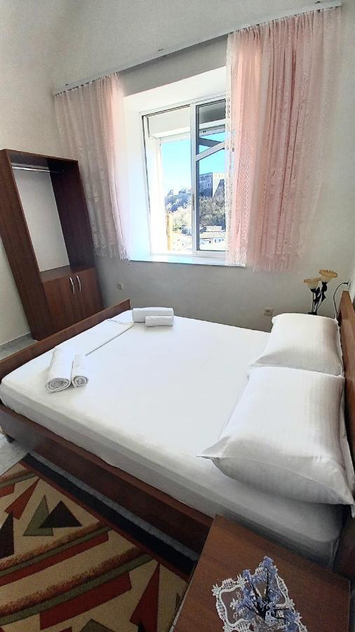 Ruols guesthouse Gjirokastër Eksteriør billede